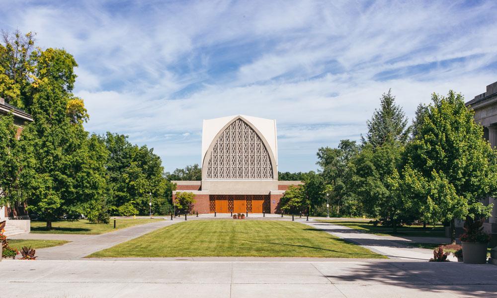 在这张照片中, exterior view of the Interfaith Chapel as seen from the George Eastman Quad on the 网赌论坛有哪些's River Campus.